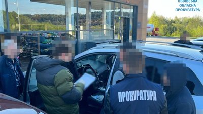 На Львівщині за виїзд за кордон платили 6 500 доларів США (ФОТО)