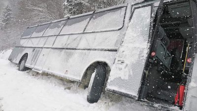 На Львівщині туристичний автобус злетів з траси (ФОТО)