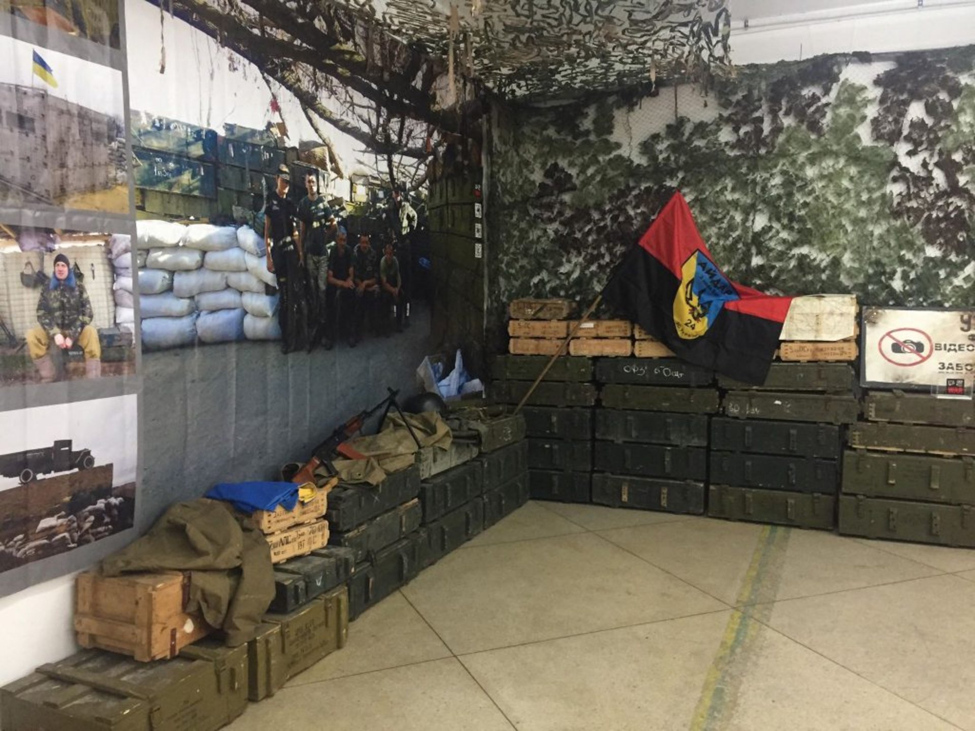 До Львова приїхала пересувна виставка "Блокпост Пам'яті". Фото Юра Кенцало 4studio