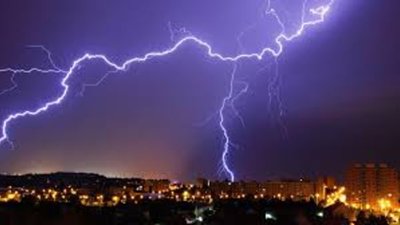 Сьогодні вдень синоптики обіцяють грозу, град