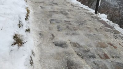 У Львові підйом на оглядовий майданчик Високого замку вкрився льодом (ФОТО)
