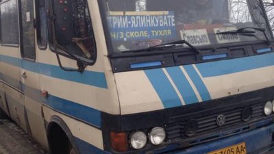На Львівщині в міжміській маршрутці на ходу тріснуло колесо