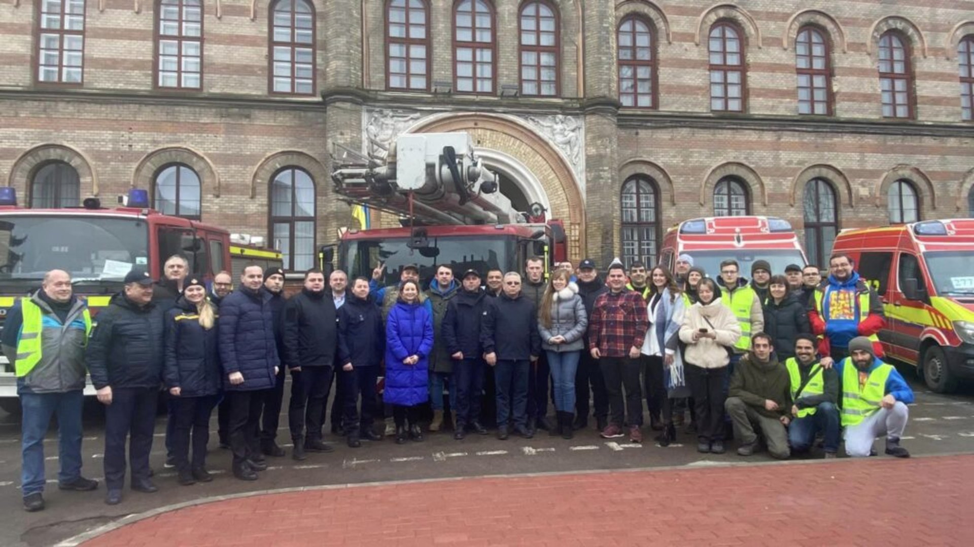 Українці із Люксембурга передали 16 автомобілів екстерної медичної допомоги