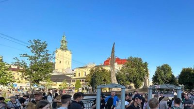 У центрі Львова чекають Зеленського (ФОТО, ВІДЕО)