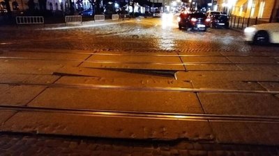 У центрі Львова просіла плитка (ФОТО)