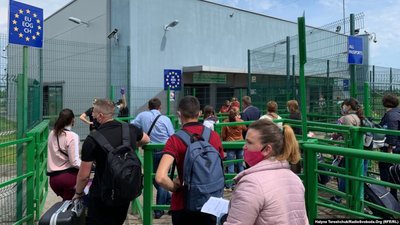 На кордоні з Польщею потрібно створити окремі смуги для туристів, студентів і заробітчан, - ЗМІ
