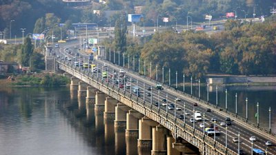 У Києві міст Патона втретє за місяць перетворився на водоспад (ВІДЕО)