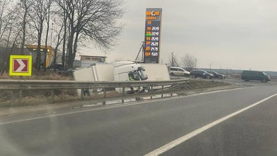 На Львівщині вантажівка злетіла з дороги (ФОТО)