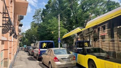 У Львові через вантажівку зупинився рух тролейбусів (ФОТО)