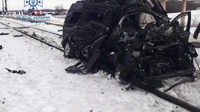 На Львівщині внаслідок зіткнення поїзда з легковим автомобілем загинув водій та його 8-річна донька