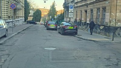 У Львові на одній з вулиць просять ліквідувати парковку (ФОТО)