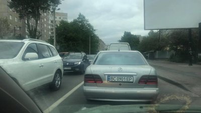 На Богдана Хмельницького на в’їзд до Львова виникли тягнучки (ВІДЕО, ФОТО)