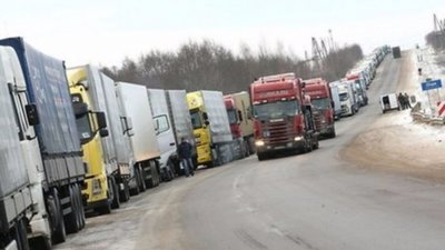 На кордоні з Польщею фури утворили 20-кілометровий затор