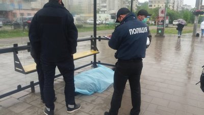 На зупинці громадського транспорту на Сихові помер чоловік (ФОТО)