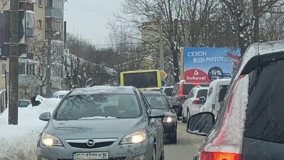 У Львові на мості на вулиці Шевченка зламався автобус (ФОТО)