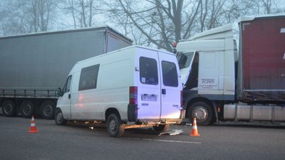 На Львівщині на трасі біля кордону з Польщею травмувались троє осіб (ФОТО)