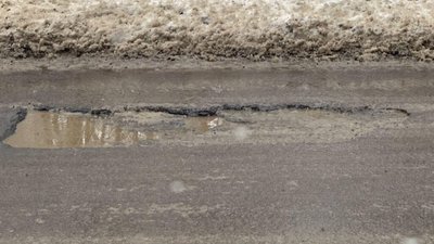 Дорога до елітного селища біля Львова вкрилась ямами (ФОТО)