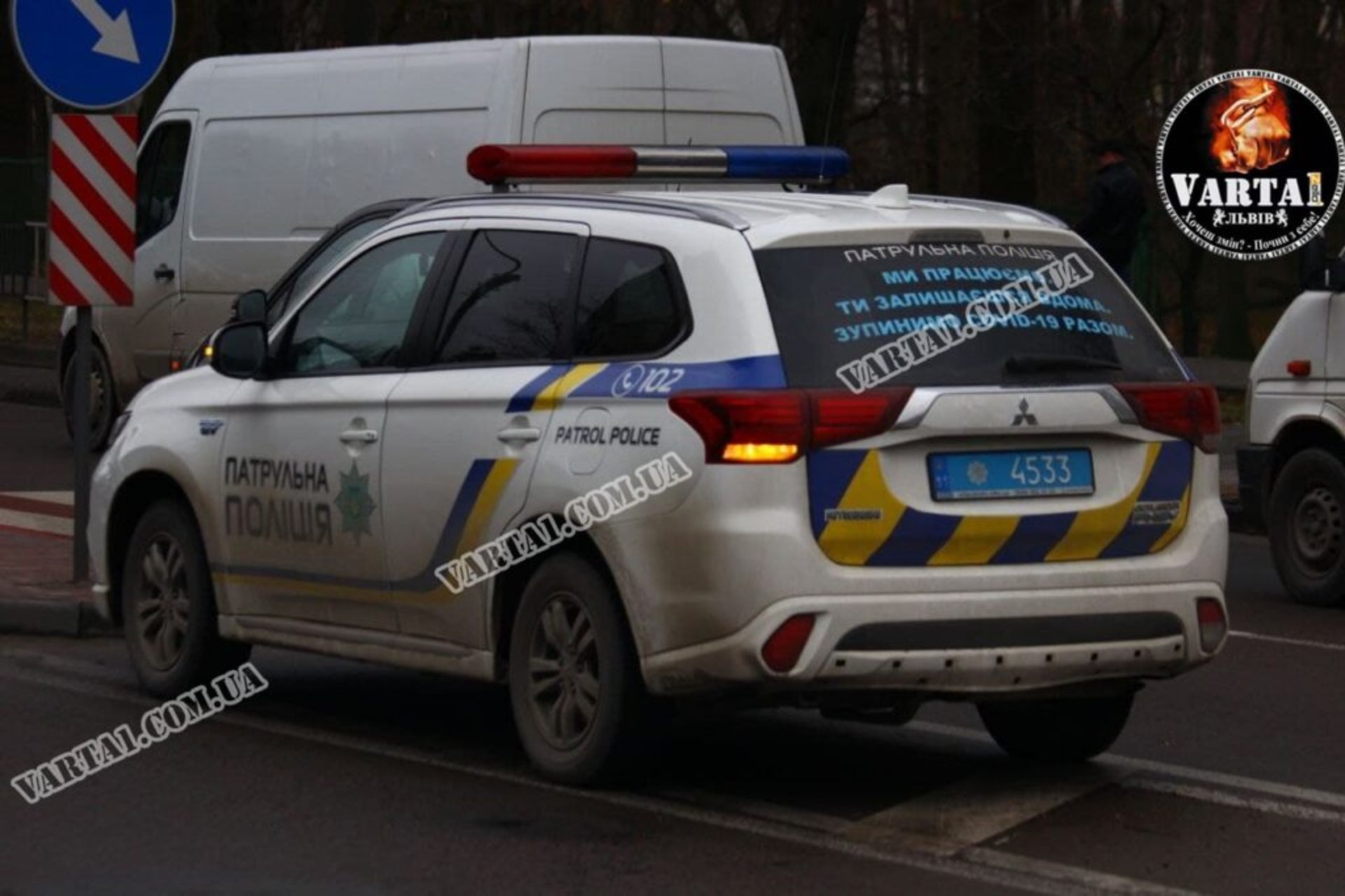 У Львові водійка позашляховика в’їхала в легковик і розтрощила знак на острівку безпеки, фото Варта-1