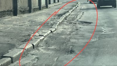 У Львові прибардюрна зона дороги перетворилась на ями