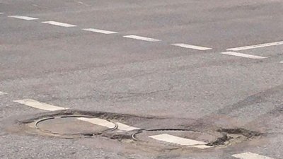 У Львові на пішохідному переході завалюється люк (ФОТО)