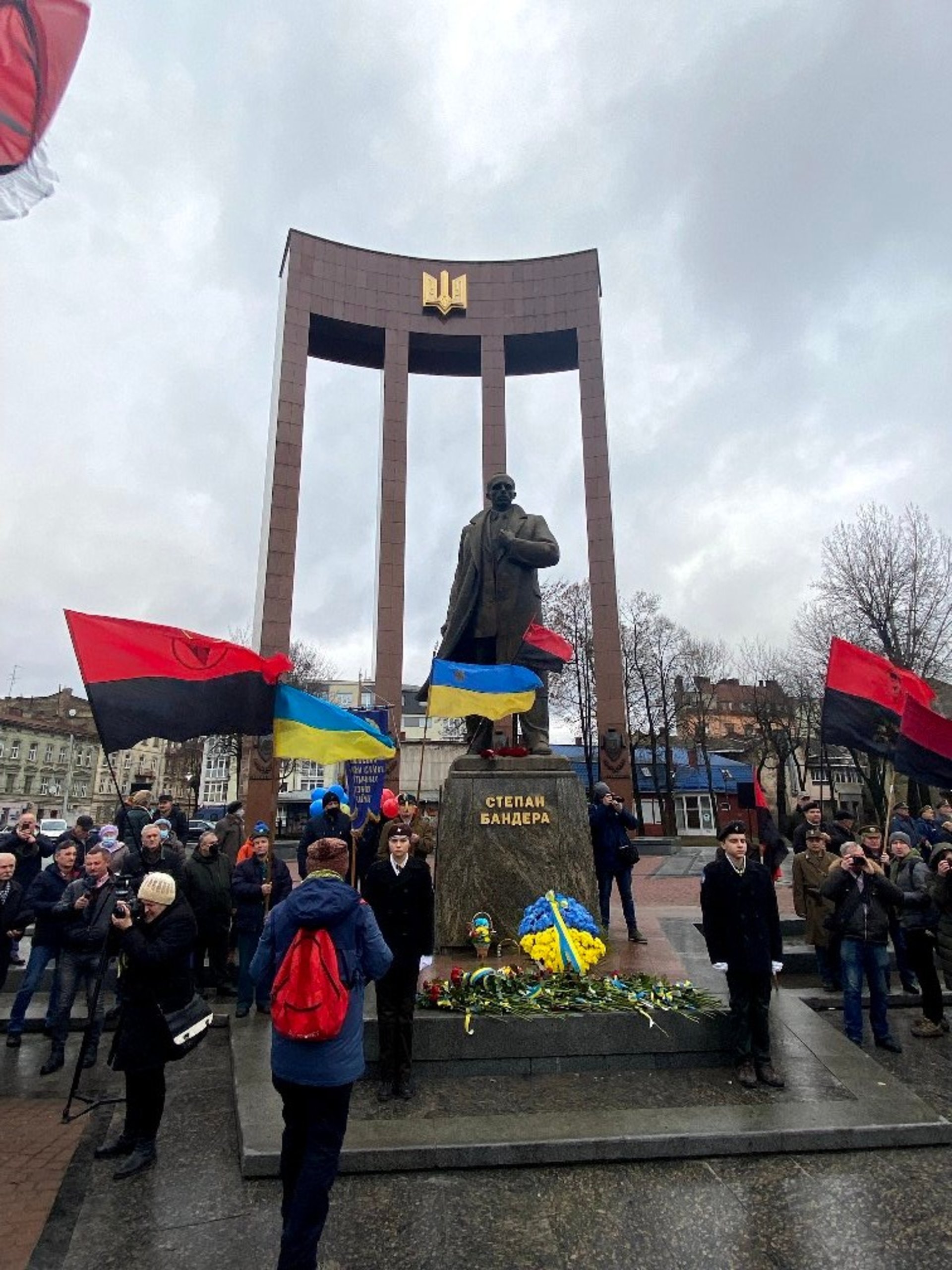 Садовий, Козицький і Гримак не прийшли покладати квіти до пам’ятника Степану Бандері, фото ЛМР