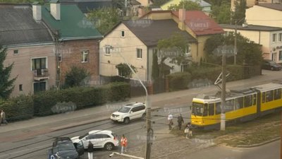 У Львові на перехресті не розминулись трамваї