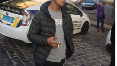 Зухвале пограбування біля обмінника у Львові: молодик вирвав у жінки пакет з доларами