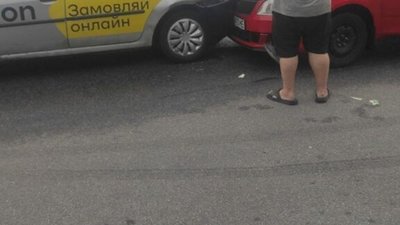 Біля аеропорту "Львів" не розминулись автомобілі (ФОТО)