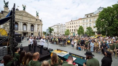 У центрі Львова ветеран освідчився своїй дівчині (ФОТО)