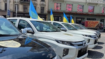 Порошенко у Львові передав на фронт 12 нових машинок Mitsubishi L200