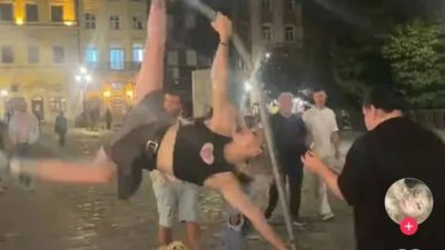 У Львові дівчина зламала розпилювач води (ВІДЕО)