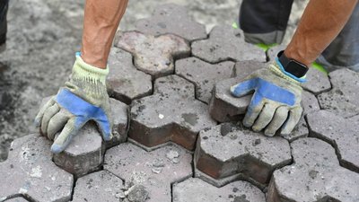 У центрі Львова перекладають бруківку