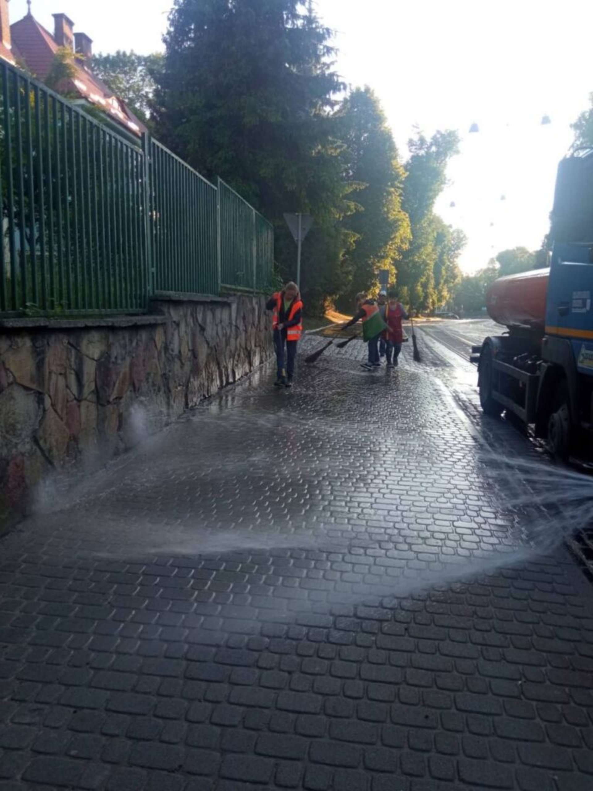 У Львові комунальники миють місто, фото ЛМР
