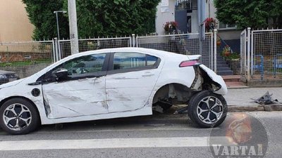 У Львові на Варшавській у автомобіля вирвало задню вісь колеса (ФОТО)