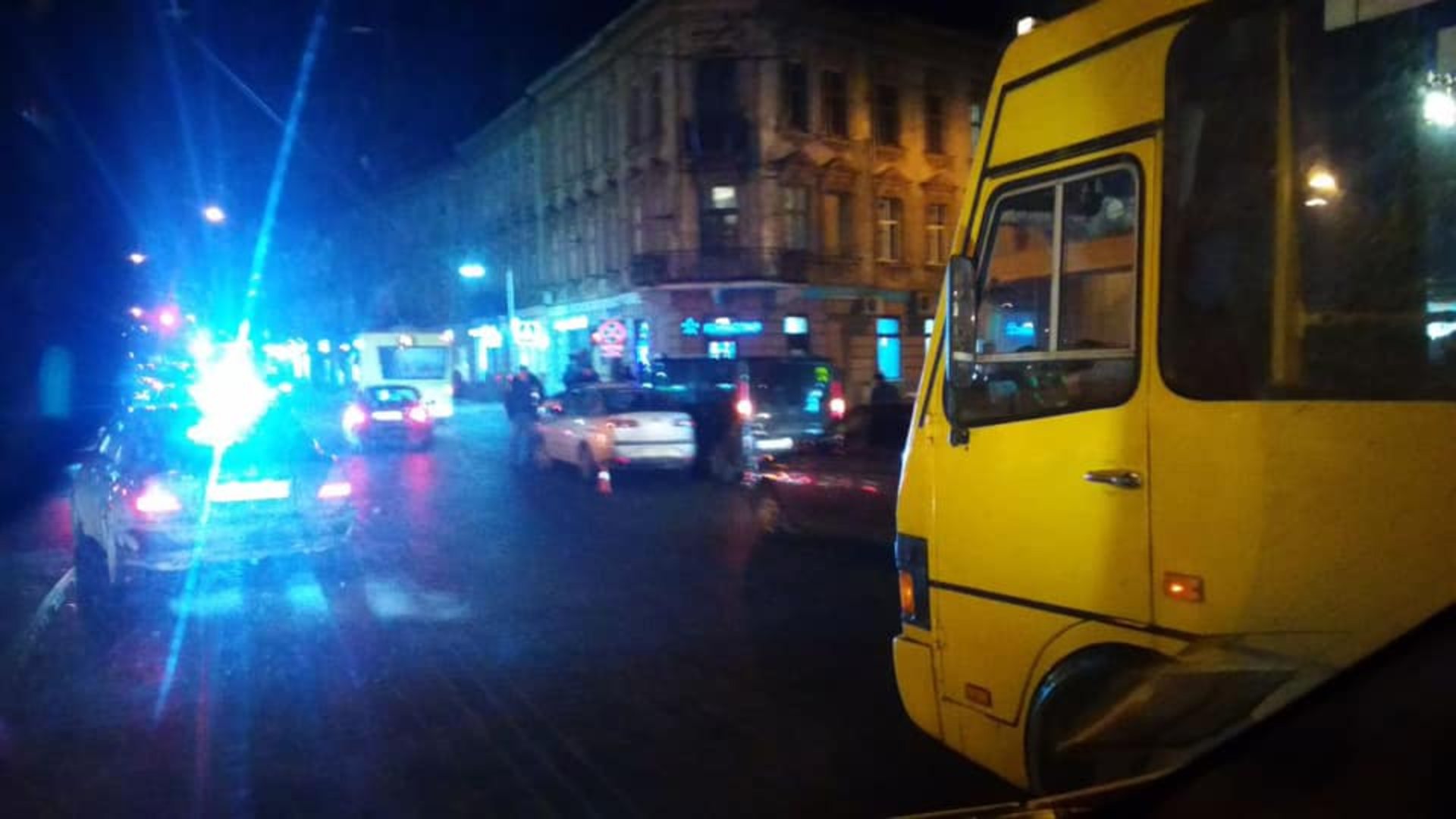 У Львові біля залізничного вокзалу зупинився рух транспорту. Фото Варта-1