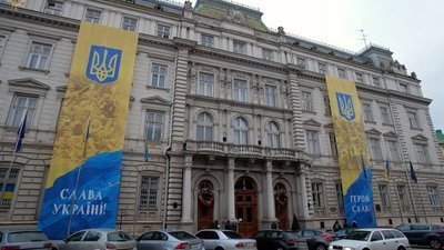 Будівлю Львівської ОДА прикрасили державною символікою