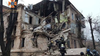 Рятувальники ліквідовують наслідки обстрілів Кривого Рогу (ФОТО)