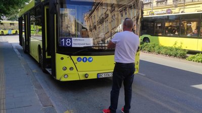 У Львові різко зупинилась маршрутка, є постраждалі