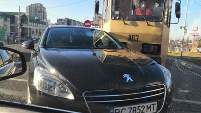 У Львові на Сихові автомобіль не розминувся із трамваєм (ФОТО)