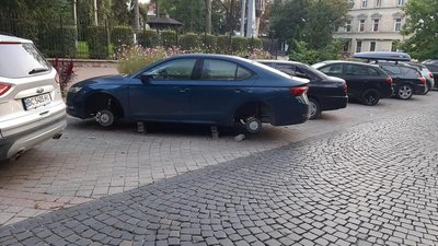 У центрі Львова із автомобіля зняли усі колеса (ФОТО)