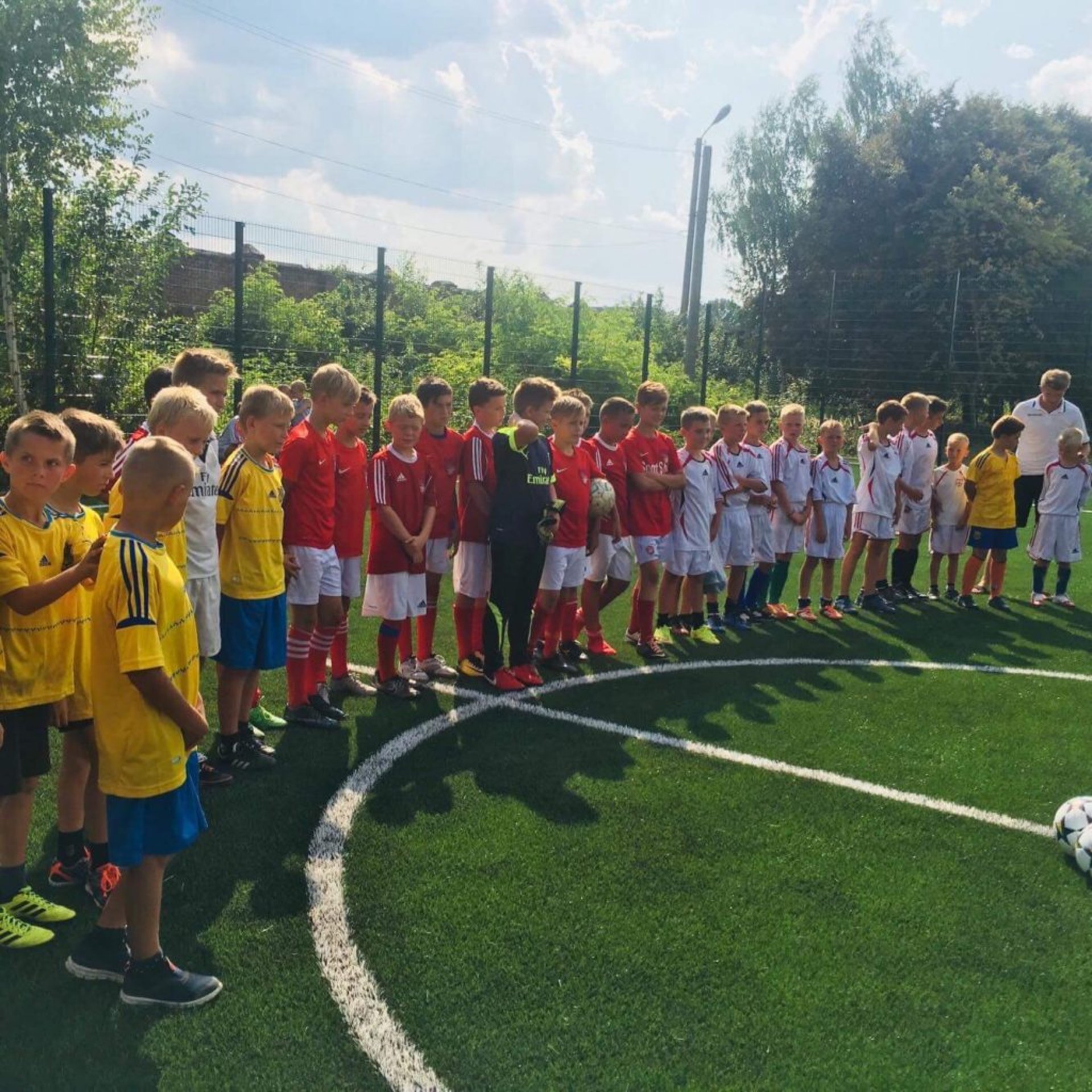 На Сокальщині відкрили спортивний майданчик зі штучним покриттям