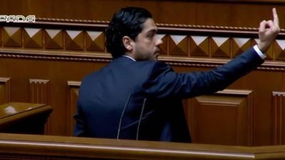 Лерос з трибуни показав середній палець Зеленському (ВІДЕО)