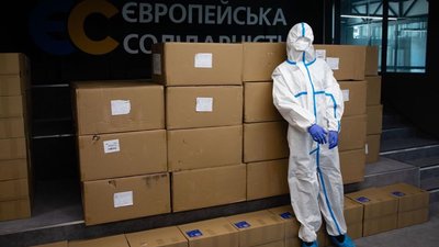 Фонд Порошенка відправив у регіони партію захисних медичних костюмів