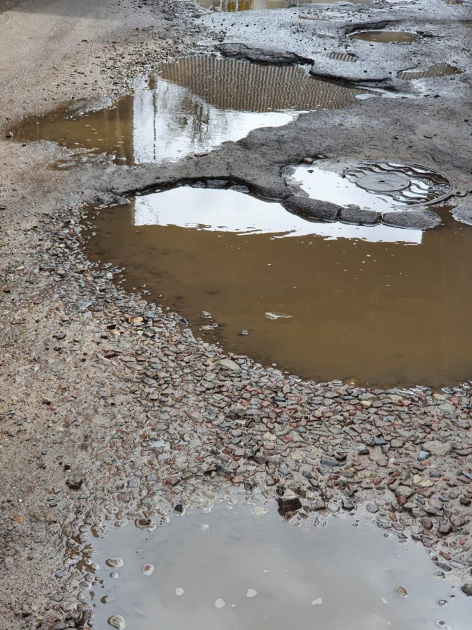 У Львові відмовились ремонтувати ями на вулиці Джерельній, фото ГЛМЛ