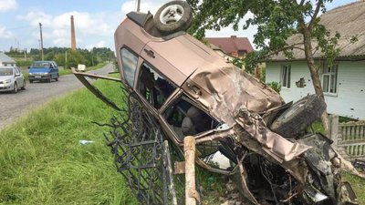 На Львівщині легковик влетів на територію особняка (ФОТО)