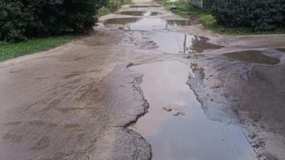 Мешканці елітного селища біля Львова тонуть у ямах