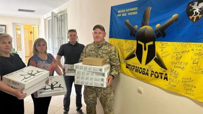 11 FPV-дронів та позашляховик передала для наших захисників Зимноводівська громада