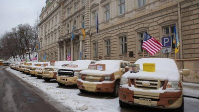 Ще 20 пікапів та 3 хамери передали зі Львівщини на передову