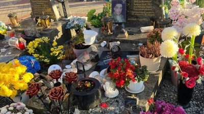 У мережі оприлюднили відео чоловіка, який розкидав інвентар на могилах у Львові