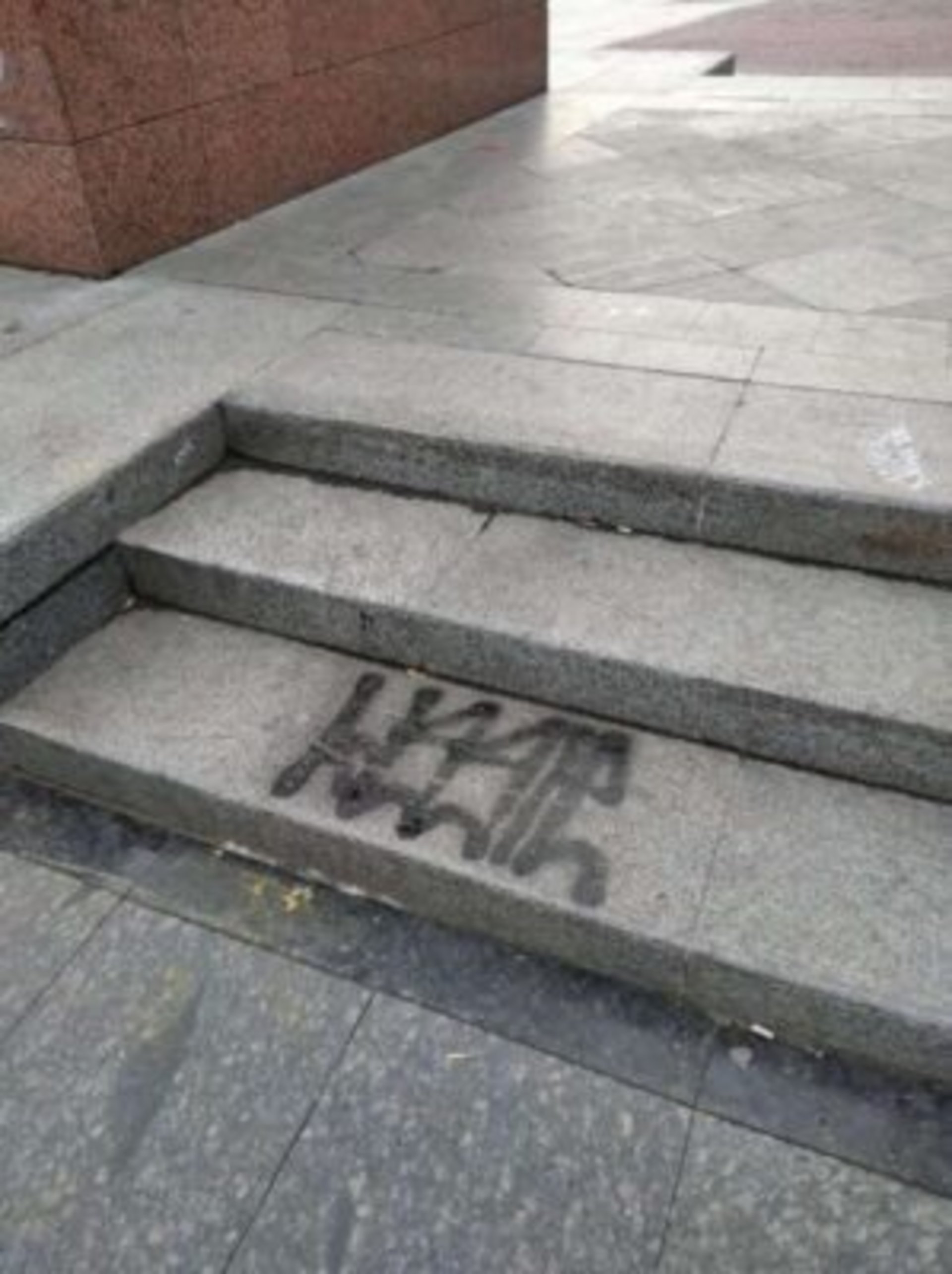 У Львові невідомі розмалювали пам’ятник Степану Бандері, фото Типовий Львів